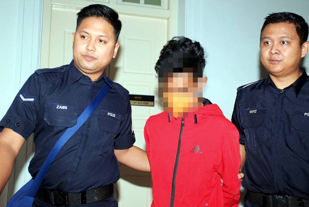 Tertuduh (tengah) didakwa di Mahkamah Sesyen Ipoh pada Jumaat atas pertuduhan merogol adik iparnya yang berusia 11 tahun, minggu lalu.