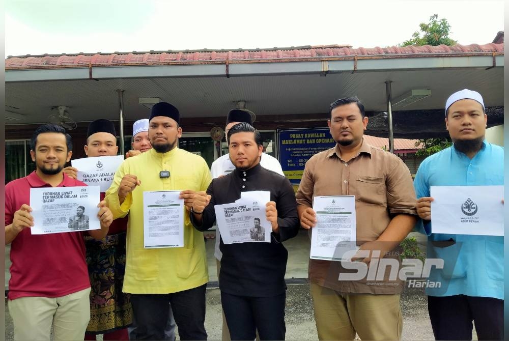 Mohamad Saifuddin (dua dari kiri) menunjukkan kenyataan media berkaitan isu qazaf selepas membuat laporan kepada Bahagian Penguatkuasaan Undang-Undang Syariah JAIPk pada Jumaat.