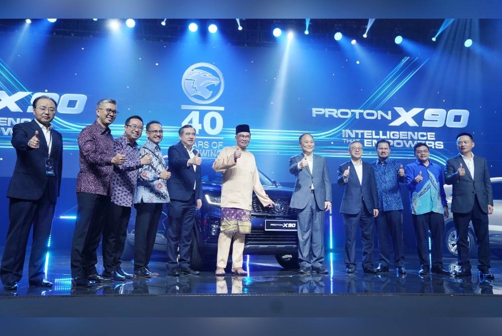 Anwar (tengah) ketika melancarkan Proton X90 di Pusat Pameran dan Perdagangan Antarabangsa Malaysia (MITEC), Kuala Lumpur.