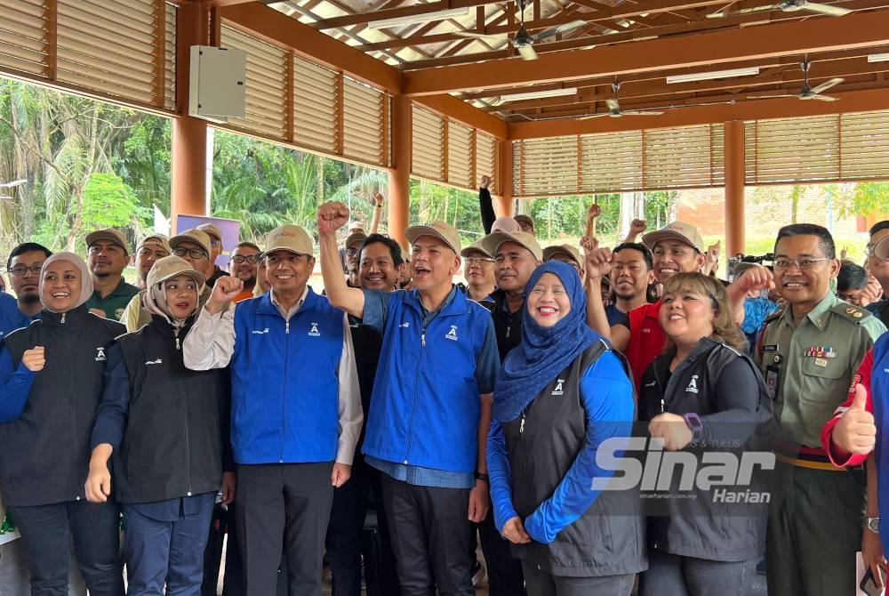 Armizan (empat dari kanan) bersama peserta Program Latihan Kemanusiaan Dalam Operasi dan Latihan Simulasi Kecemasan Bencana Rakan Nadma (Randex) 2023.