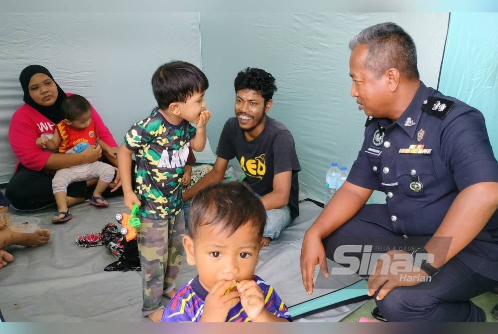 Shamsudin (kanan) melawat Mohd Isa yang ditempatkan di PPS Masjid Islahiyah Tawar, Baling.
