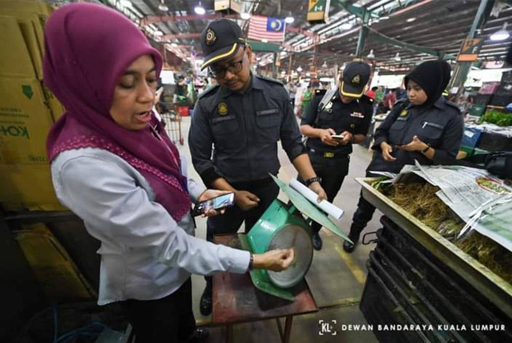 Operasi juga bagi memastikan alat timbang dan sukat digunakan untuk tujuan perdagangan mematuhi dan mendapat kelulusan reka bentuk serta spesifikasi yang ditetapkan. - Foto DBKL