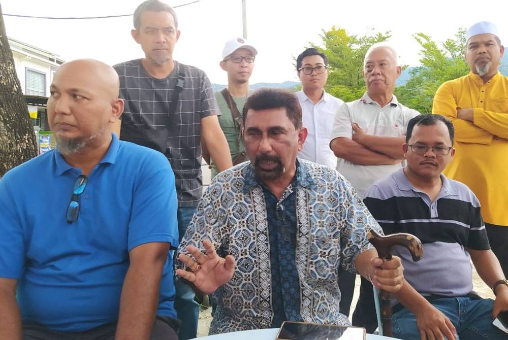 Razkhi (duduk, tengah) bersama wakil penduduk ketika sidang akhbar di Taman Meru Perdana 2 di sini pada Khamis.