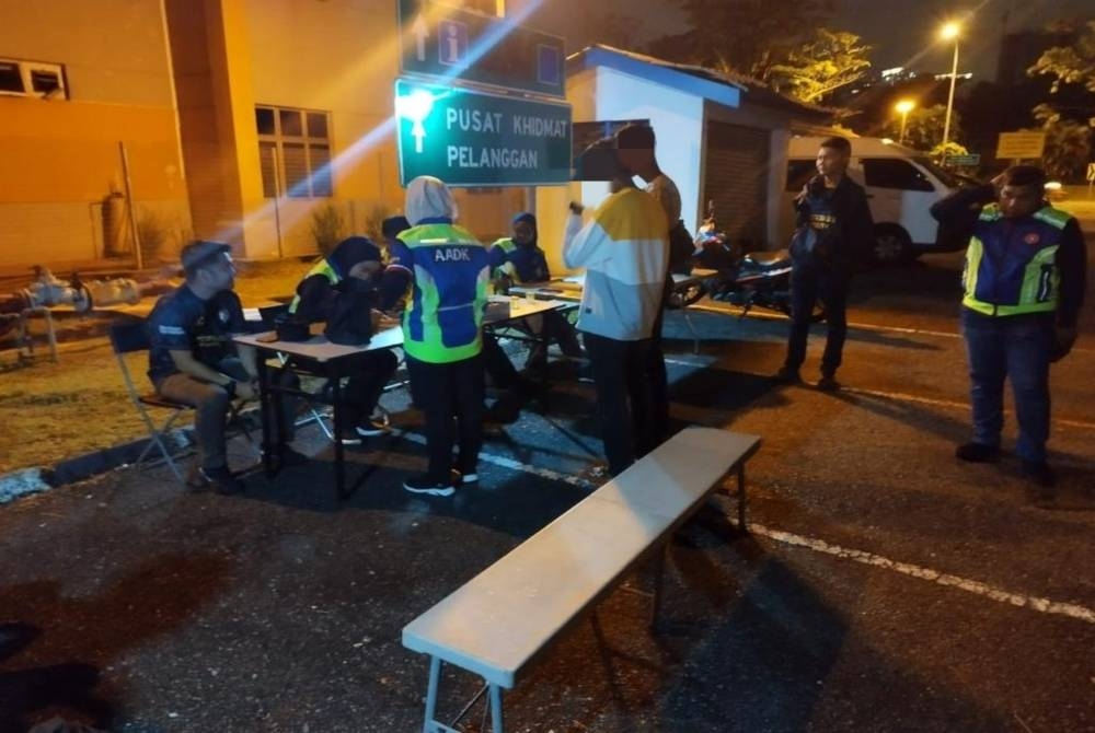 Sebanyak 65 saman atas pelbagai kesalahan turut dikeluarkan dalam operasi yang tamat pada jam 1 pagi itu.