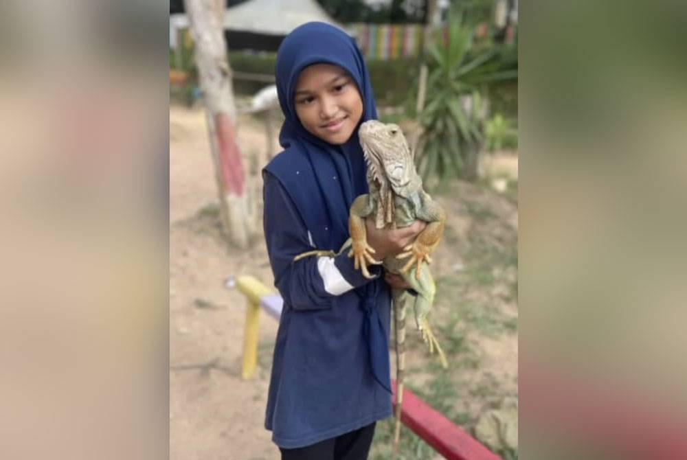 Seorang pelajar tidak melepaskan peluang memegang satu daripada haiwan eksotik yang ada di RMZ.