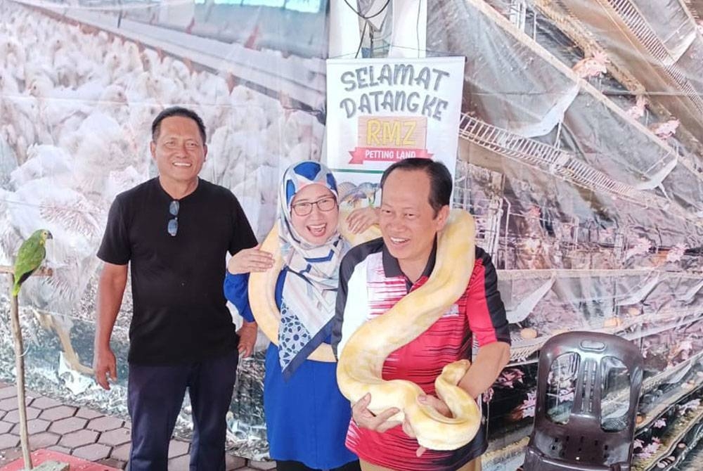 Razak (kiri) menemani Ahli Parlimen Pontian, Datuk Seri Ahmad Maslan dan isteri mengunjungi RMZ di Gunung Lambak Resort di Kluang pada Jumaat