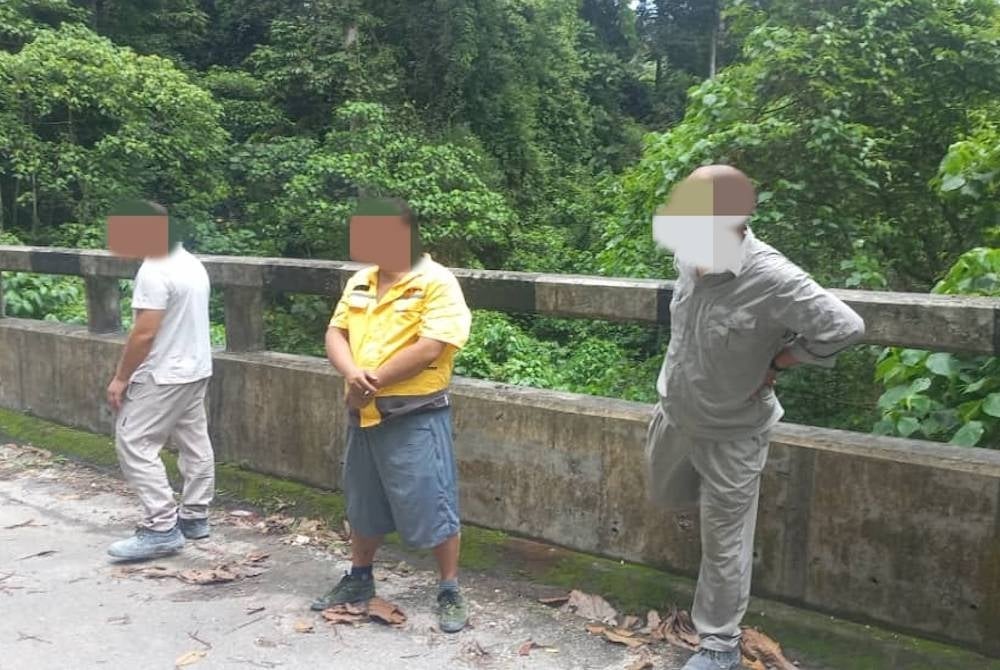 Tiga pemandu lori warga China yang ditahan JPJ Kuala Lumpur semasa operasi di Jalan Gombak Lama, pada Khamis.