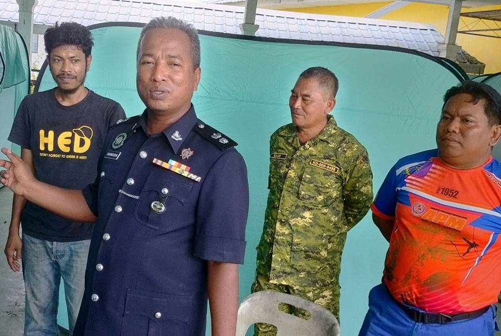 Ketua Polis Daerah Baling, Superintenden Shamsudin Mamat (dua kiri) ketika melakukan pemantauan di PPS Masjid Islahiyah Tawar pada Jumaat.