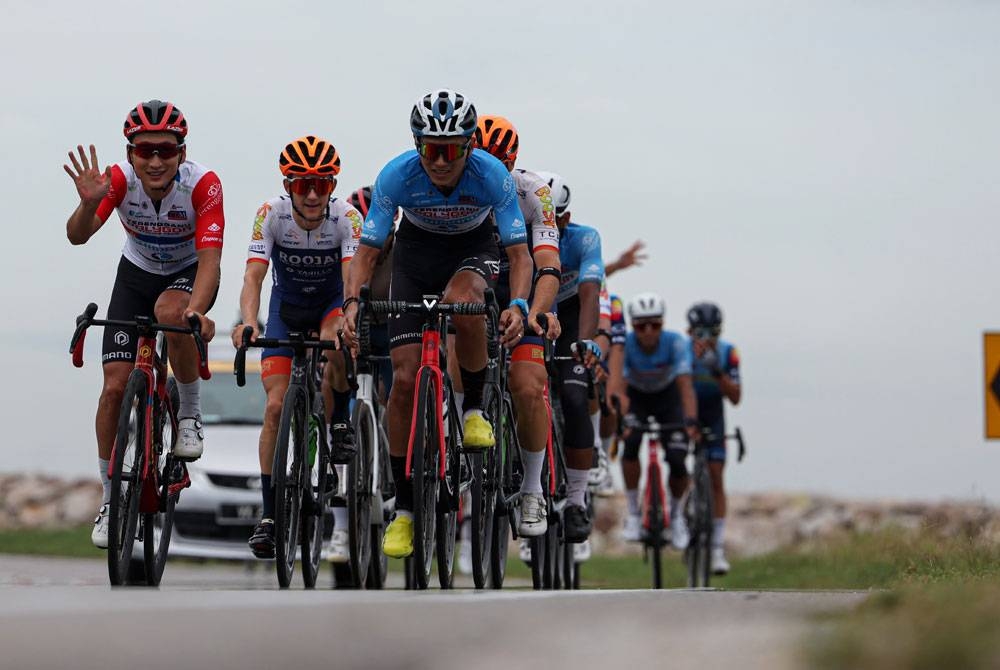 Pelumba dari TSG bersama pasukan lain membuat latihan kayuhan di sekitar Kuala Terengganu sempena perlumbaan LTdL 2023, yang akan membuka tirai esok. - Foto Bernama