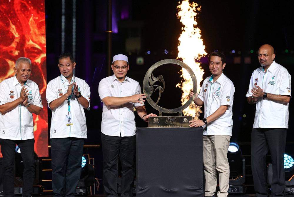 Adam Adli (dua dari kanan) bersama Hishamuddin (tiga dari kiri) ketika merasmikan Jelajah Le Tour de Langkawi Malaysia 2023 (LTdL) di Kuala Terengganu Panaromik hari ini. - Foto Bernama