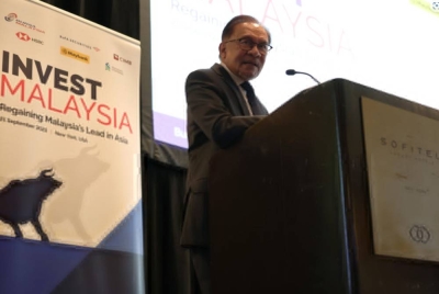 Perdana Menteri Datuk Seri Anwar Ibrahim menyampaikan ucaptama pada majlis Invest Malaysia pada Jumaat. - Foto Bernama.