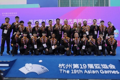 Kontinjen Malaysia bergambar pada majlis mengalu-alukan pasukan untuk Sukan Asia ke-19 Hangzhou hari ini. - Foto Bernama