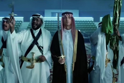 Ronaldo (tengah) bersama beberapa pemain utama Al-Nassr seperti Sadio Mane turut memakai jubah dalam video tersebut.