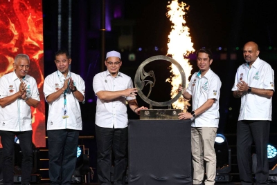 Adam Adli (dua dari kanan) bersama Hishamuddin (tiga dari kiri) ketika merasmikan Jelajah Le Tour de Langkawi Malaysia 2023 (LTdL) di Kuala Terengganu Panaromik hari ini. - Foto Bernama
