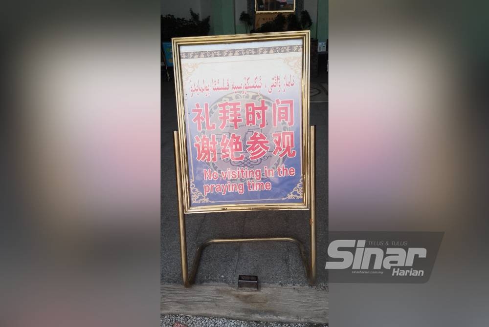 Pelawat tidak dibenarkan masuk ke dalam kawasan masjid semasa solat lima waktu. - FOTO AFDAH MUJAP