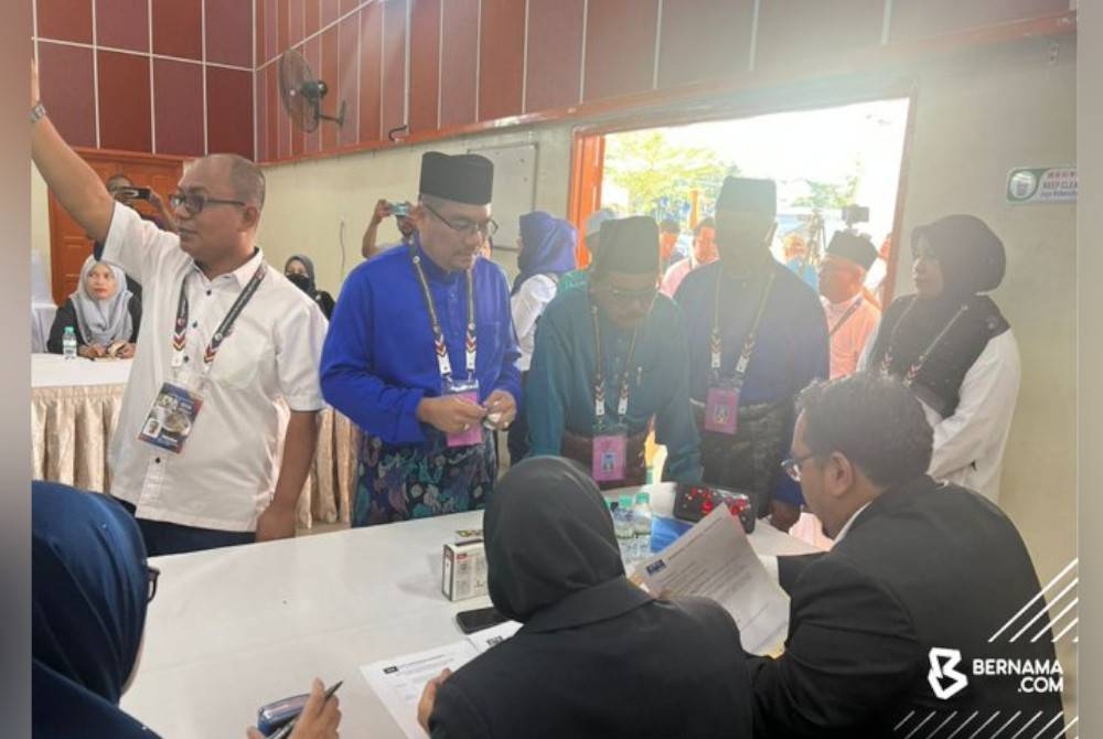 Calon Barisan Nasional, Datuk Amizar Abu Adam yang pertama memasuki Pusat Penamaan Calon di Dewan Orang Ramai Felda Kemasul. - Foto Bernama