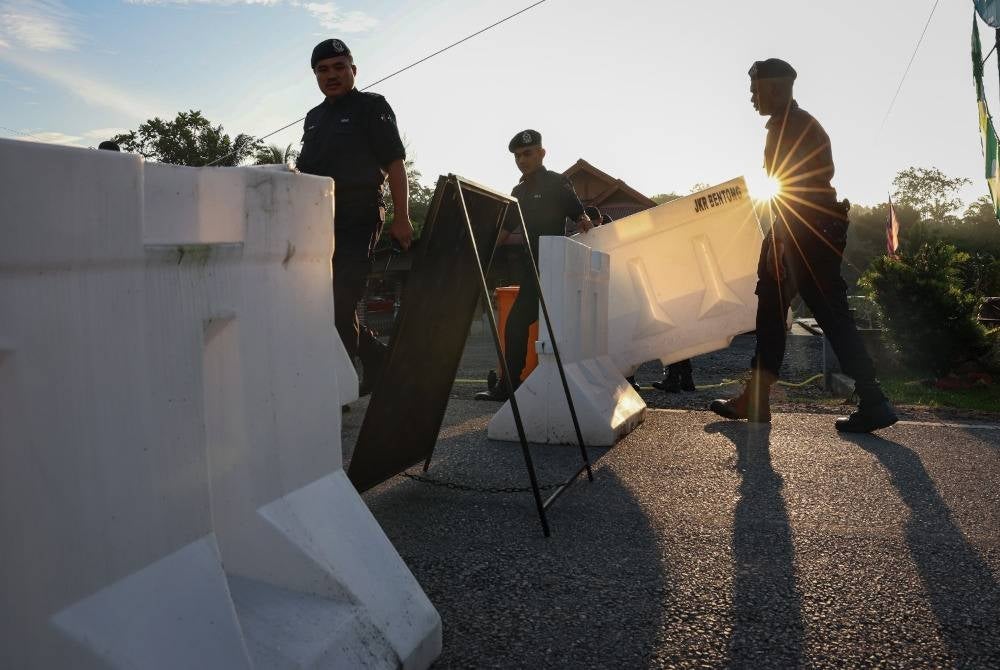 Anggota Polis Diraja Malaysia (PDRM) melakukan kawalan di pusat penamaan calon di Dewan Orang Ramai Felda Kemasul, Bentong pada Sabtu.