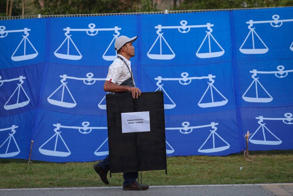 Petugas Suruhanjaya Pilihan Raya (SPR) melakukan persiapan akhir di pusat penamaan calon di Dewan Orang Ramai Felda Kemasul, Bentong pada Sabtu