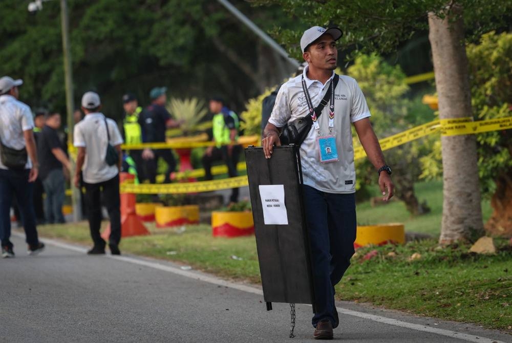 Petugas Suruhanjaya Pilihan Raya (SPR) melakukan persiapan akhir di pusat penamaan calon di Dewan Orang Ramai Felda Kemasul, Bentong pada Sabtu.