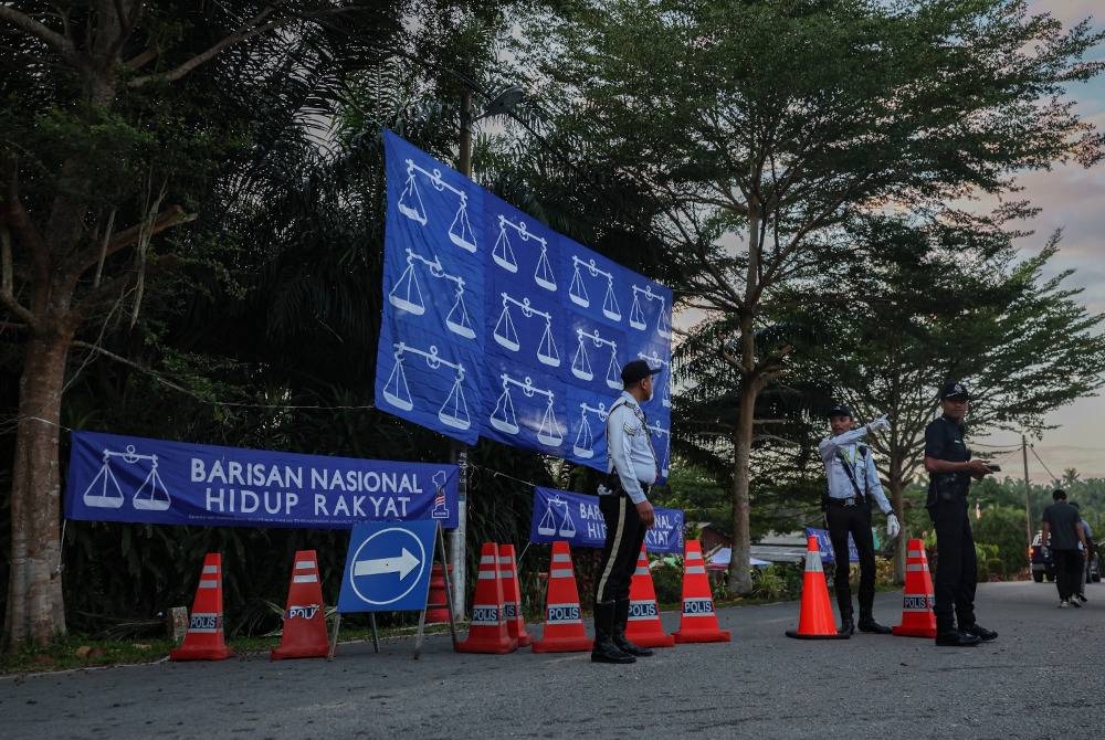 Anggota Polis Diraja Malaysia (PDRM) melakukan kawalan di pusat penamaan calon di Dewan Orang Ramai Felda Kemasul, Bentong pada Sabtu.