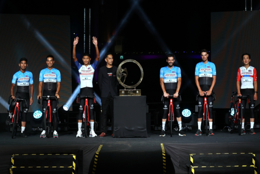 Pasukan Terengganu Polygon Cycling Team (TSG) pada Majlis Pengenalan Pasukan (Team Presentation) Le Tour de Langkawi Malaysia (LTdL) 2023 di Dataran Panaromik. - Foto Bernama