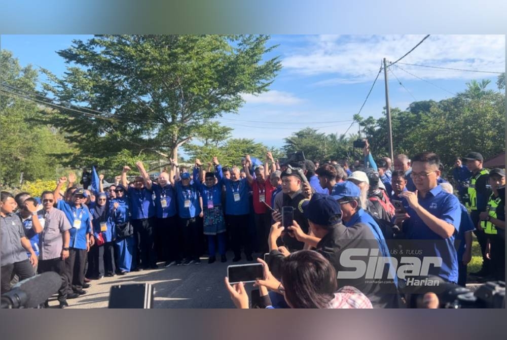 Amizar tiba di pusat penamaan calon diiringi Presiden UMNO, Datuk Seri Dr Ahmad Zahid Hamidi dan Pengerusi BN Pahang, Datuk Seri Wan Rosdy Wan Ismail di Dewan Orang Ramai Felda Kemasul pada Sabtu.