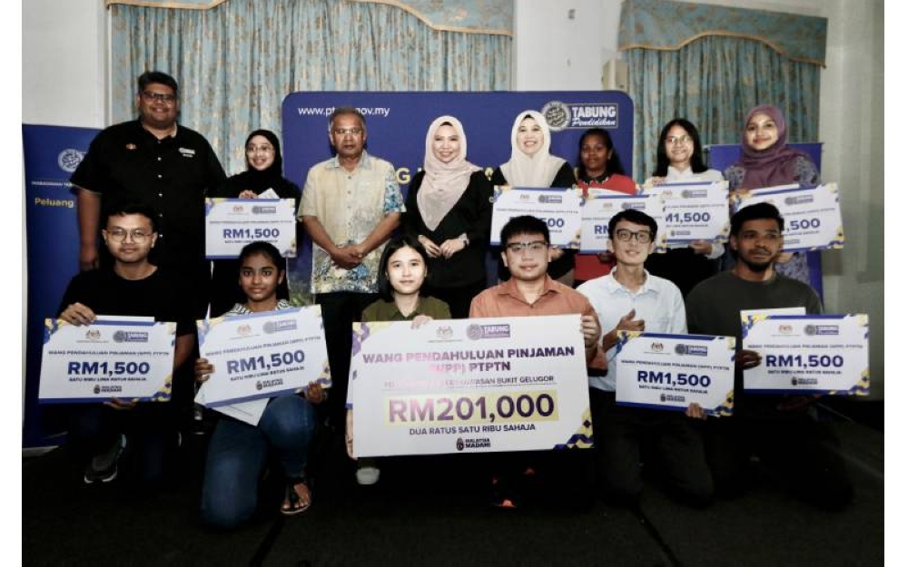 Penerima WPP bergambar bersama Pengerusi PTPTN, Datuk Norliza Abdul Rahim, (belakang, empat dari kiri) ketika Majlis Penyampaian WPP PTPTN di Pulau Pinang pada 22 September 2023 lalu.