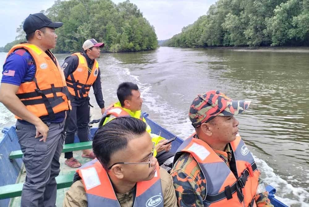 Operasi SAR hari kedua dimulakan pada radius pencarian satu kilometer dengan menyusuri tebing sungai menggunakan bot.