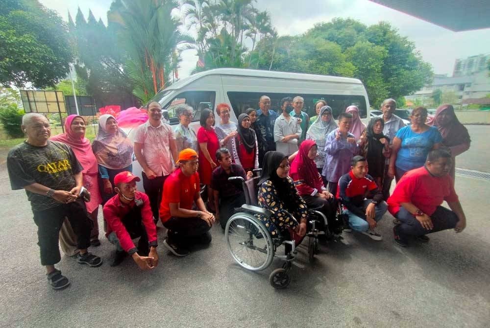 Pelatih dan pihak pengurusan bergambar bersama van baharu yang diterima daripada Shamsuddin (tengah).