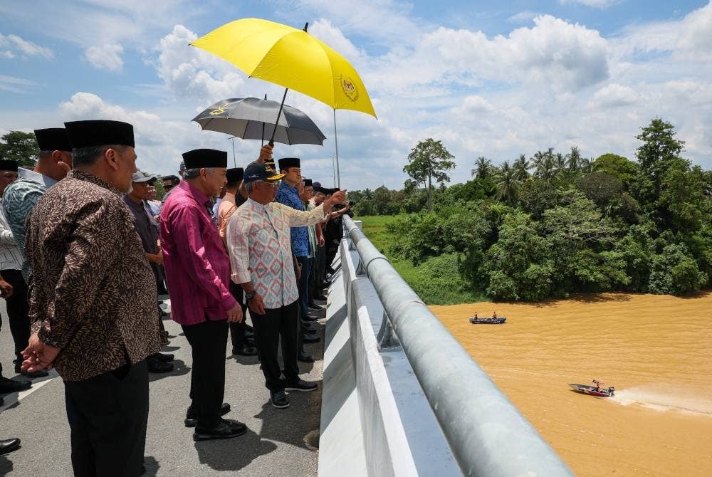 Al-Sultan Abdullah berkenan meninjau Sungai Pahang dari atas Jambatan Guai pada Majlis Perasmian Jambatan Guai hari ini. - Foto Bernama