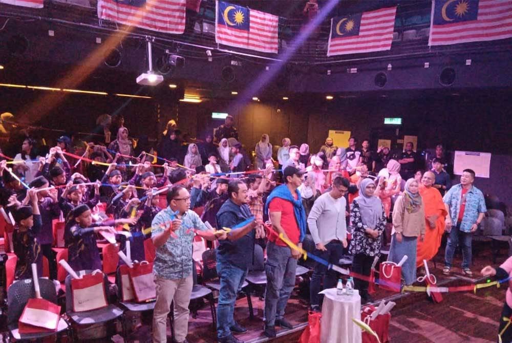 Aktiviti menyambungkan Reben Perpaduan dalam majlis penutupan #SaySomethingNice.