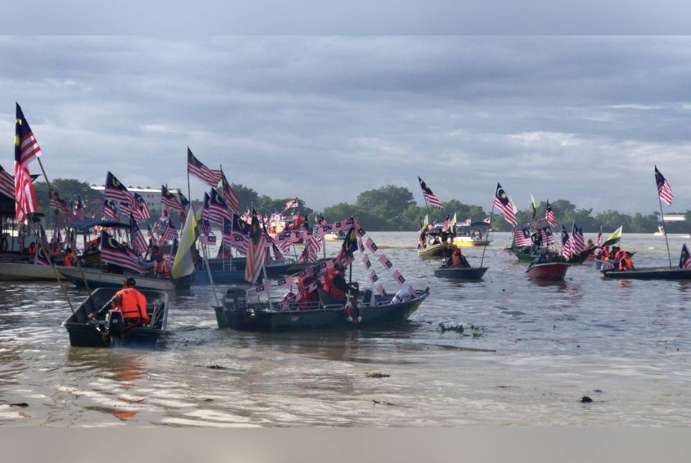 Sebanyak 80 bot berhias menyertai perarakan bot Merdeka sempena Hari Kebangsaan di Jeti Pokok Asam Pulau Bangau, Teluk Intan pada Sabtu.