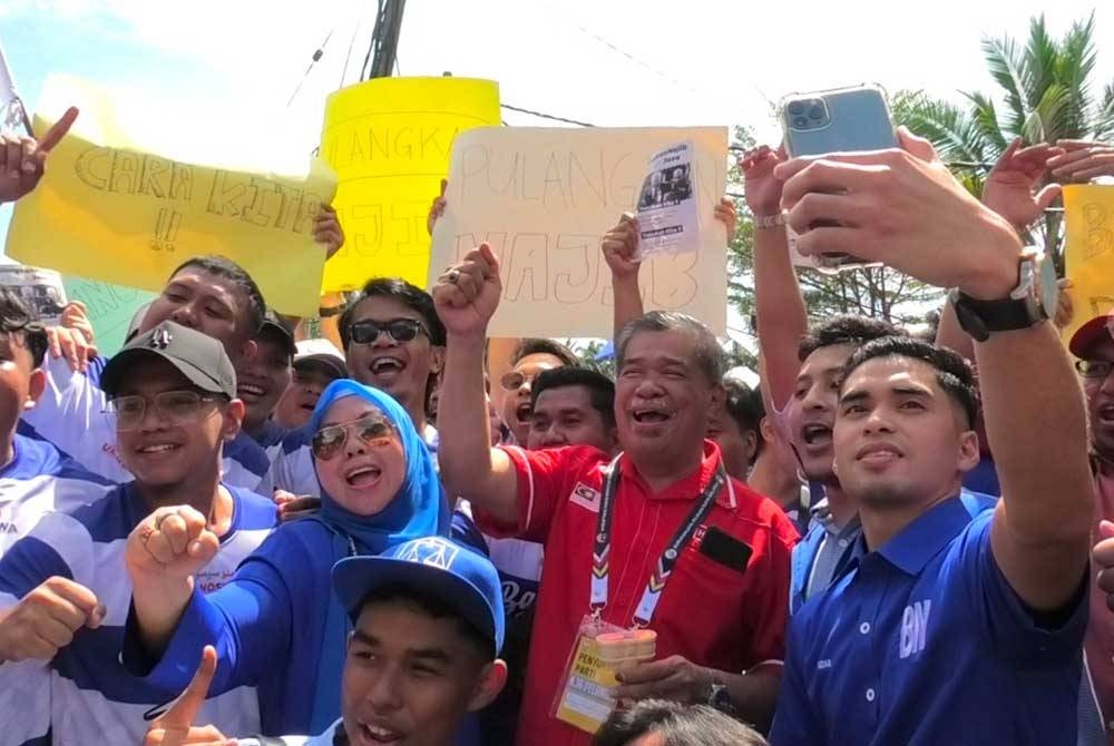 Presiden Parti Amanah Negara (Amanah), Datuk Seri Mohamad Sabu menyertai `flash mob' PRK Pelangai yang turut menyaksikan poster 'kembalikan Najib'