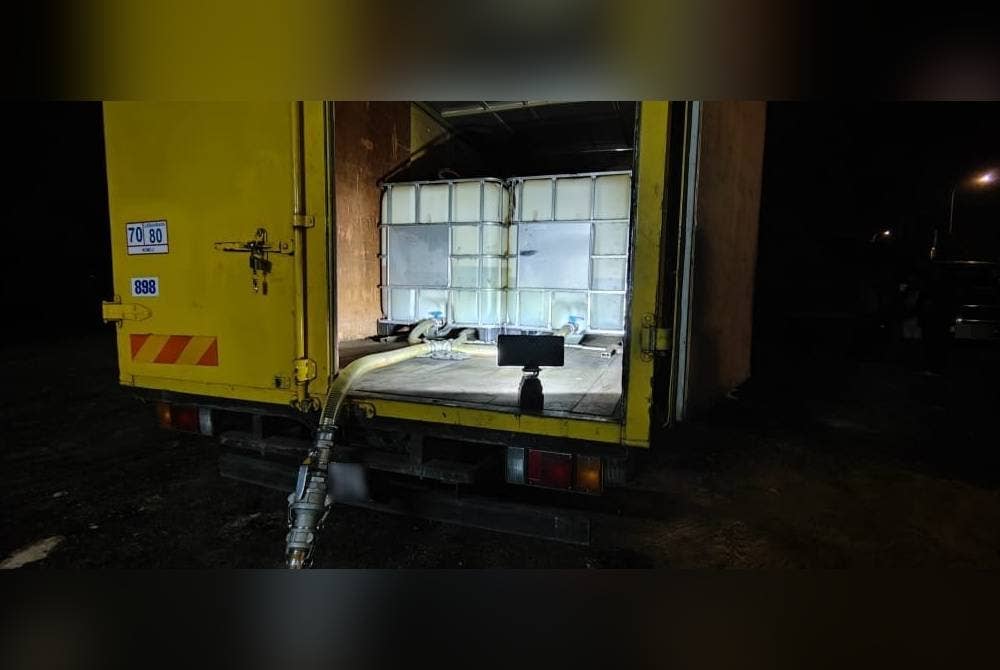 Lori yang dugunakan untuk pemindahan minyak diesel bersubsidi secara haram.