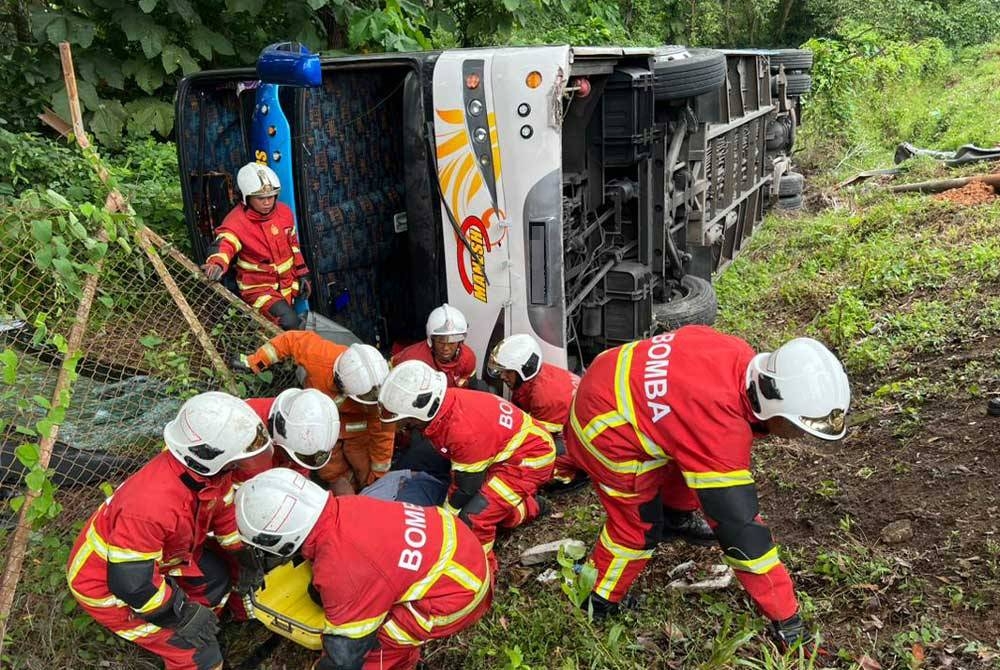 pic tengah..blur no plat bas tu ye 