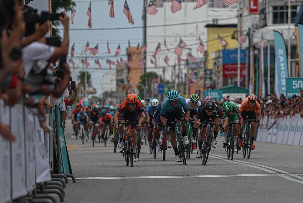 Pelumba dari pasukan Tudor Pro Cycling Team Arvid De Kleijn berjaya menjuarai perlumbaan pada siri Jelajah Le Tour de Langkawi (LTdL) 2023 peringkat pertama dari Kerteh ke Kuala Terengganu sejauh 187.4 kilometer hari ini. De Kleijn mencatat masa 4 jam 25 minit dan 48 saat.