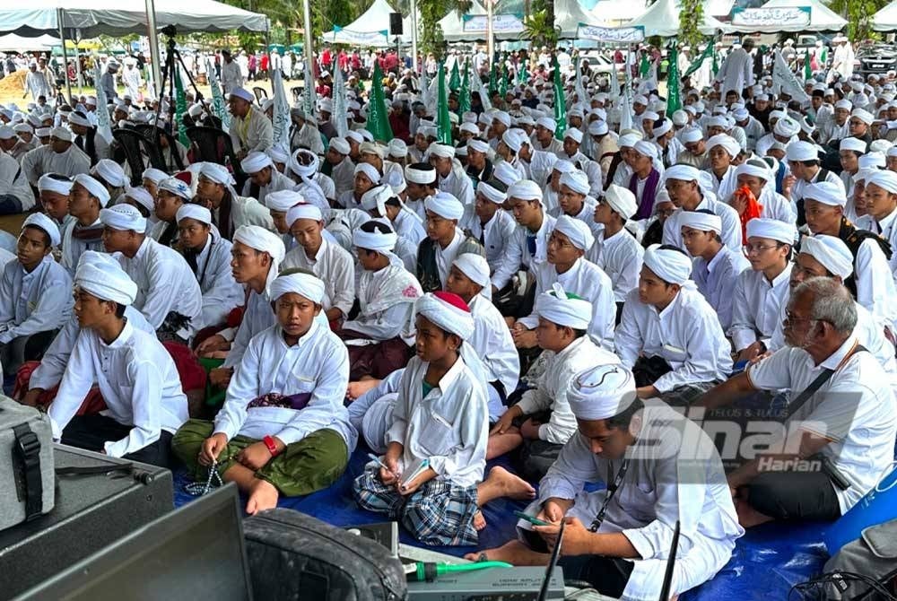 Program selawat anjuran institusi pengajian pondok diadakan di Kelantan.