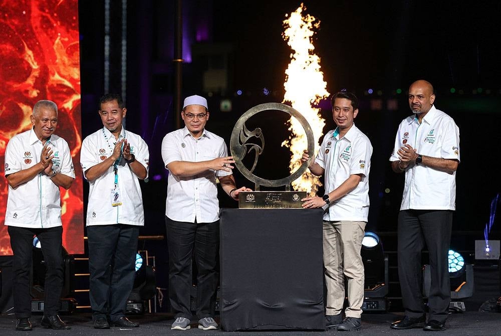 Adam Adli (dua dari kanan) bersama Hishamuddin (tiga dari kiri) ketika merasmikan LTdL 2023 di Kuala Terengganu Panaromik pada Jumaat. - Foto Bernama