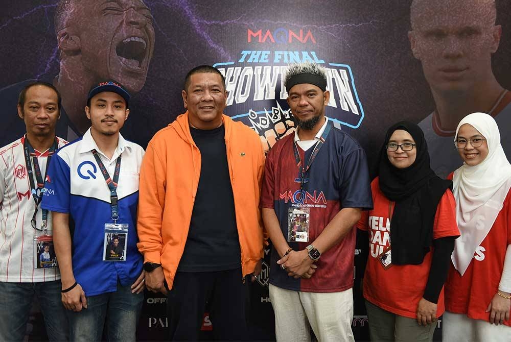 Nik Justin (tiga dari kiri) bersama Sahrin (tiga dari kanan), Mohamad Firdaus (dua dari kiri) dan kakitangan Sinar Harian serta Maqnam pada Sabtu.