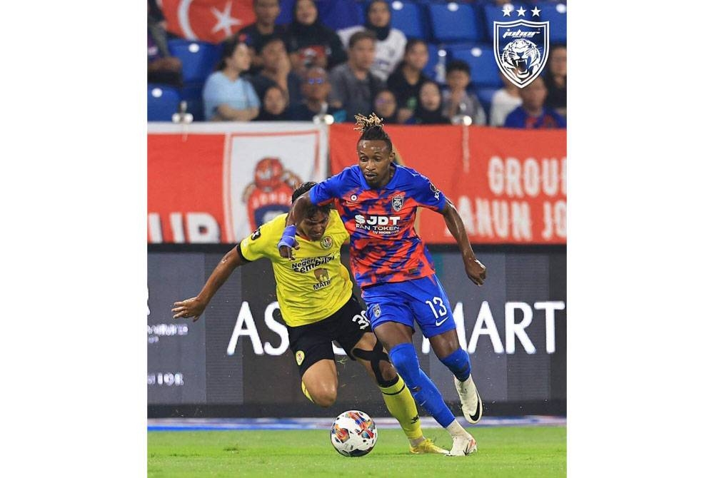 Pemain JDT, Mohamadou Sumareh melepasi kawalan pertahanan Negeri Sembilan FC, pada aksi suku akhir kedua, berkenaan