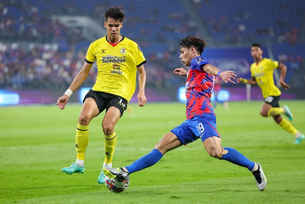 Pemain JDT Muhammad Akhyar Abdul Rashid (tengah) cuba melepasi pemain Negeri Sembilan FC Zainal Abidin Jamil (kiri) pada perlawanan Suku Akhir Kedua Piala Malaysia di Stadium Sultan Ibrahim, pada Sabtu. - Foto Bernama