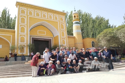 Pelawat dari luar Kashgar bergambar di hadapan Masjid Id Kah. - FOTO AFDAH MUJAP