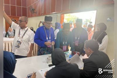 Calon Barisan Nasional, Datuk Amizar Abu Adam yang pertama memasuki Pusat Penamaan Calon di Dewan Orang Ramai Felda Kemasul. - Foto Bernama