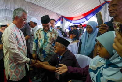 Al-Sultan Abdullah berkenan beramah mesra dengan sebahagian penduduk setempat selepas menyempurnakan Majlis Perasmian Jambatan Guai. - Foto Bernama
