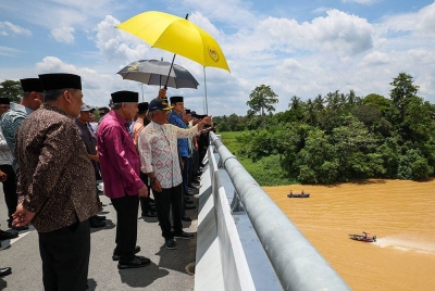 Yang di-Pertuan Agong Al-Sultan Abdullah Ri'ayatuddin Al-Mustafa Billah Shah berkenan mendengar penerangan daripada Timbalan Perdana Menteri Datuk Seri Dr Ahmad Zahid Hamidi ketika meninjau Sungai Pahang dari atas Jambatan Guai pada Majlis Perasmian Jambatan Guai hari ini. Seri Paduka kemudiannya berkenan memasyurkan jambatan tersebut dengan nama Jambatan Al-Sultan Abdullah.