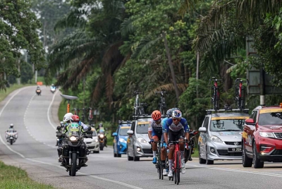 Aiman (depan) menyambar jersi Polka Dot selaku Raja Bukit Peringkat 1 LTdL dari Kerteh ke Kuala Terengganu pada Sabtu. - Foto Bernama