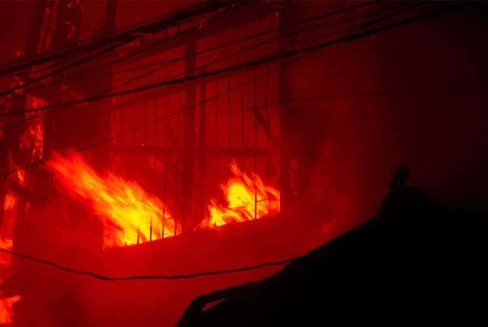 Sekurang-kurangnya 34 orang terbunuh dalam kebakaran di sebuah depot bahan api haram di selatan Benin. Foto hiasan 123RF