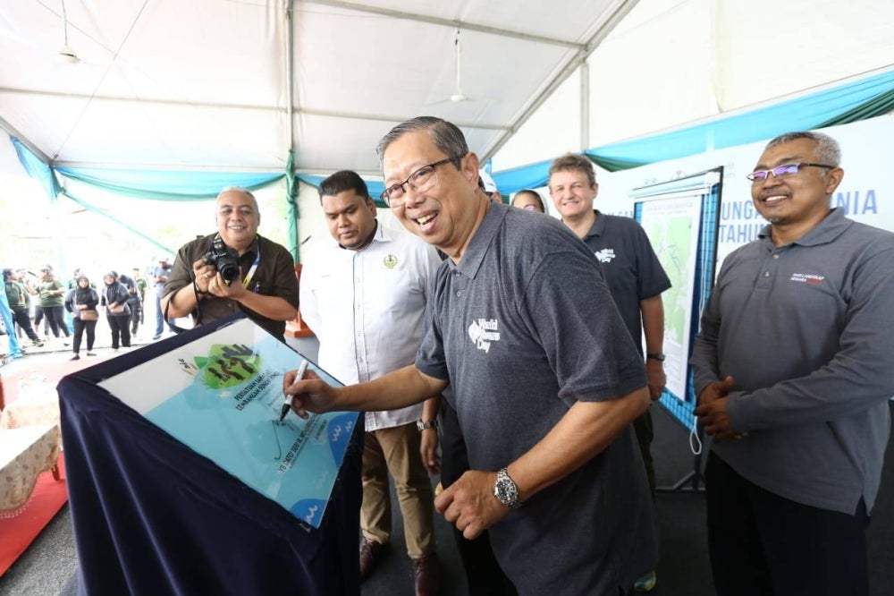 Mohammad Nizar menandatangani plak simbolik merasmikan sambutan Hari Sungai Sedunia 2023 peringkat negeri Perak dan pelancaran Sahabat Lembangan Sungai Kinta di Tanjung Rambutan pada Ahad. 