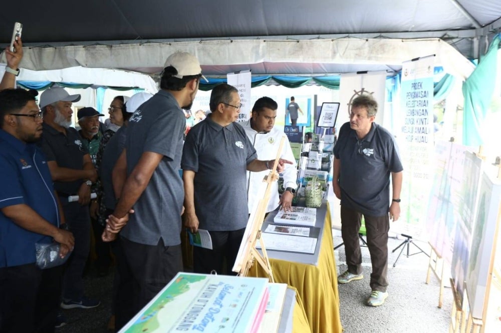 Mohammad Nizar melawat reruai pada program sambutan Hari Sungai Sedunia 2023 peringkat negeri Perak dan pelancaran Sahabat Lembangan Sungai Kinta di Tanjung Rambutan pada Ahad. 