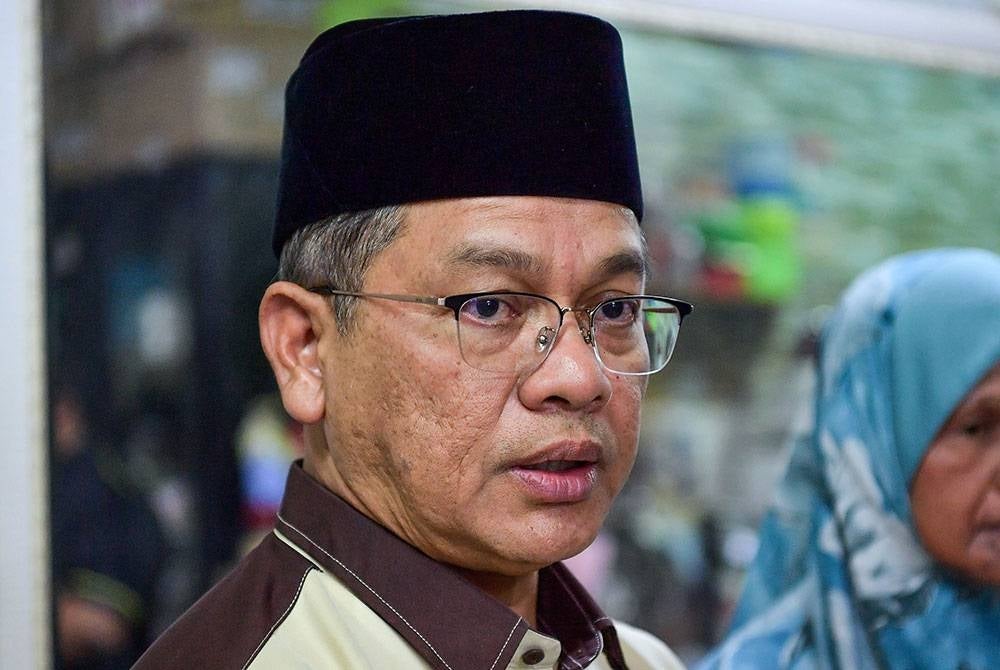 Menteri di Jabatan Perdana Menteri (Hal Ehwal Agama) Datuk Dr Mohd Na'im Mokhtar ketika bertemu pengamal media selepas Penyampaian Sumbangan kepada penyanyi veteran Zaiton Sameon di sebuah pangsapuri di Ampang hari ini. - Foto Bernama